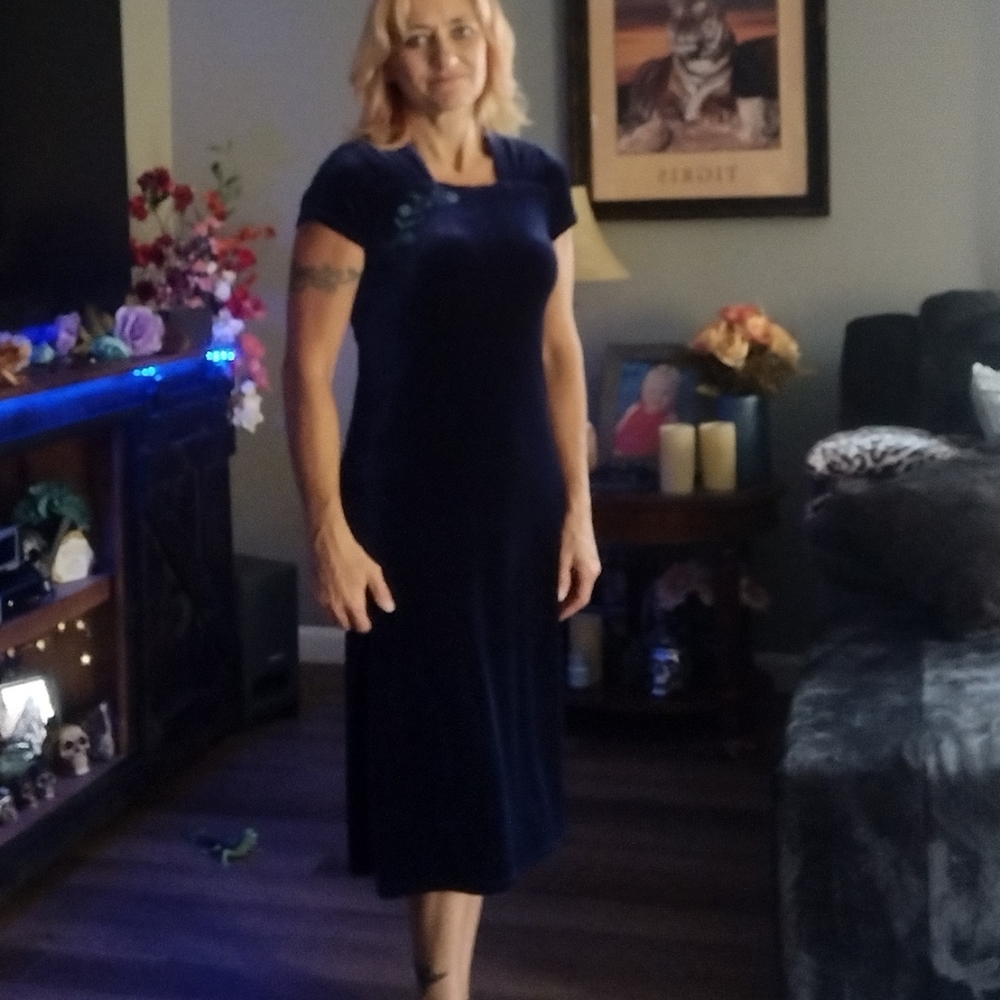 Blue velvet-like mid-length dress